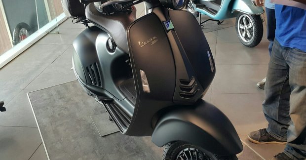 Vespa 946 Emporio Armani Launched At INR 12 04 Lakhs