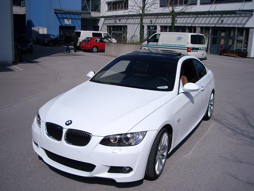 Белый цвет машины фото. БМВ е90 белый матовый. БМВ 5 белая матовая. BMW 3 белый мат. BMW e92 черная крыша.