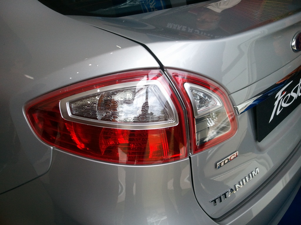 Ford fiesta deals tail light