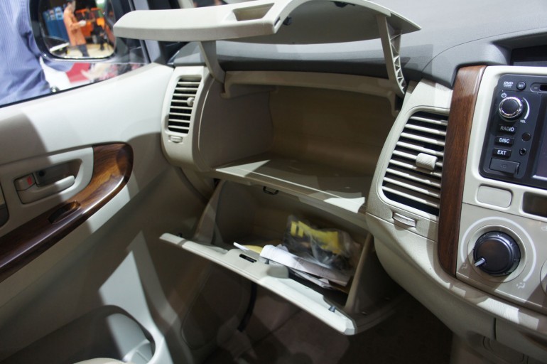 Toyota Innova Facelift glovebox