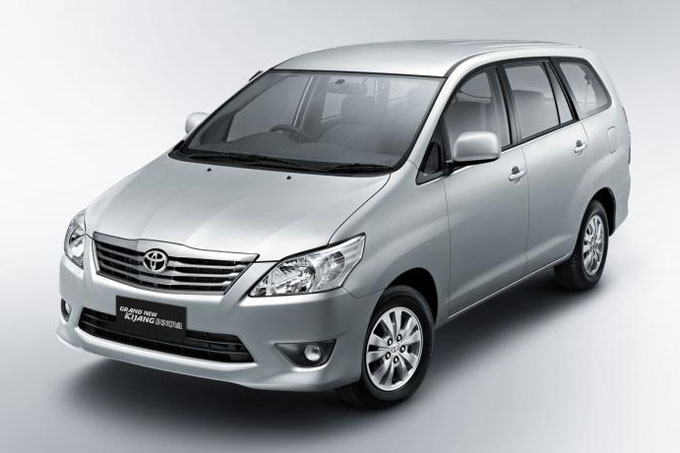 Toyota Innova facelift spied for the first time in India