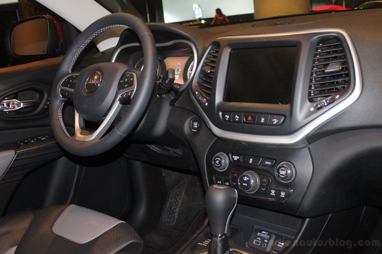 2014 Jeep Cherokee cockpit