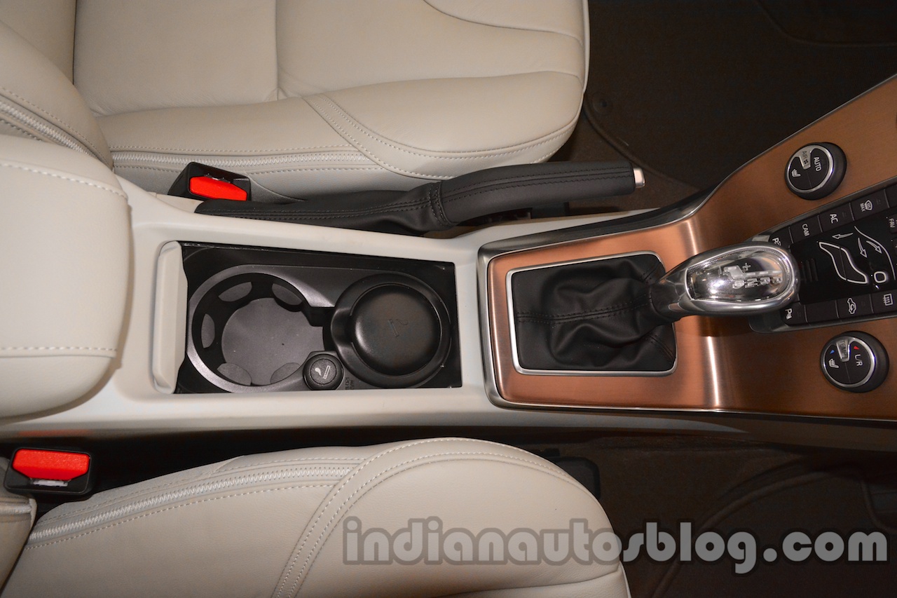 cup holders of the Volvo V40 Cross Country