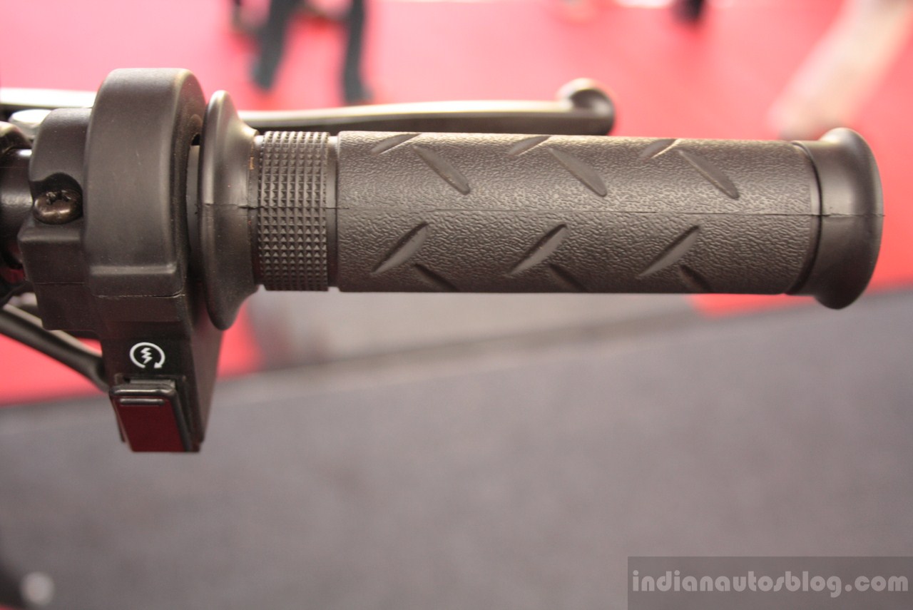 Handlebar grip of the Honda Dream Neo