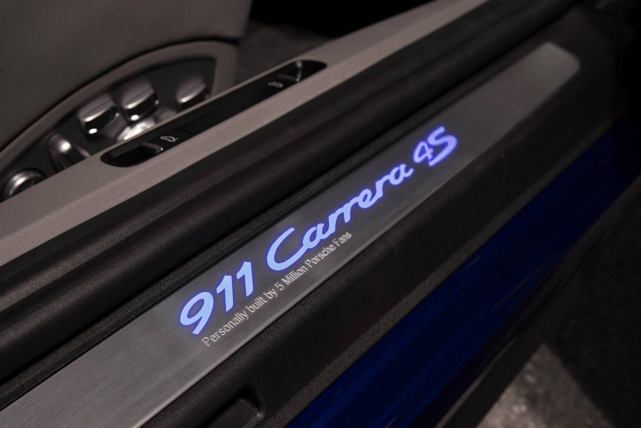 Illuminated door sill of the Porsche 911 Carrera 4S 5 