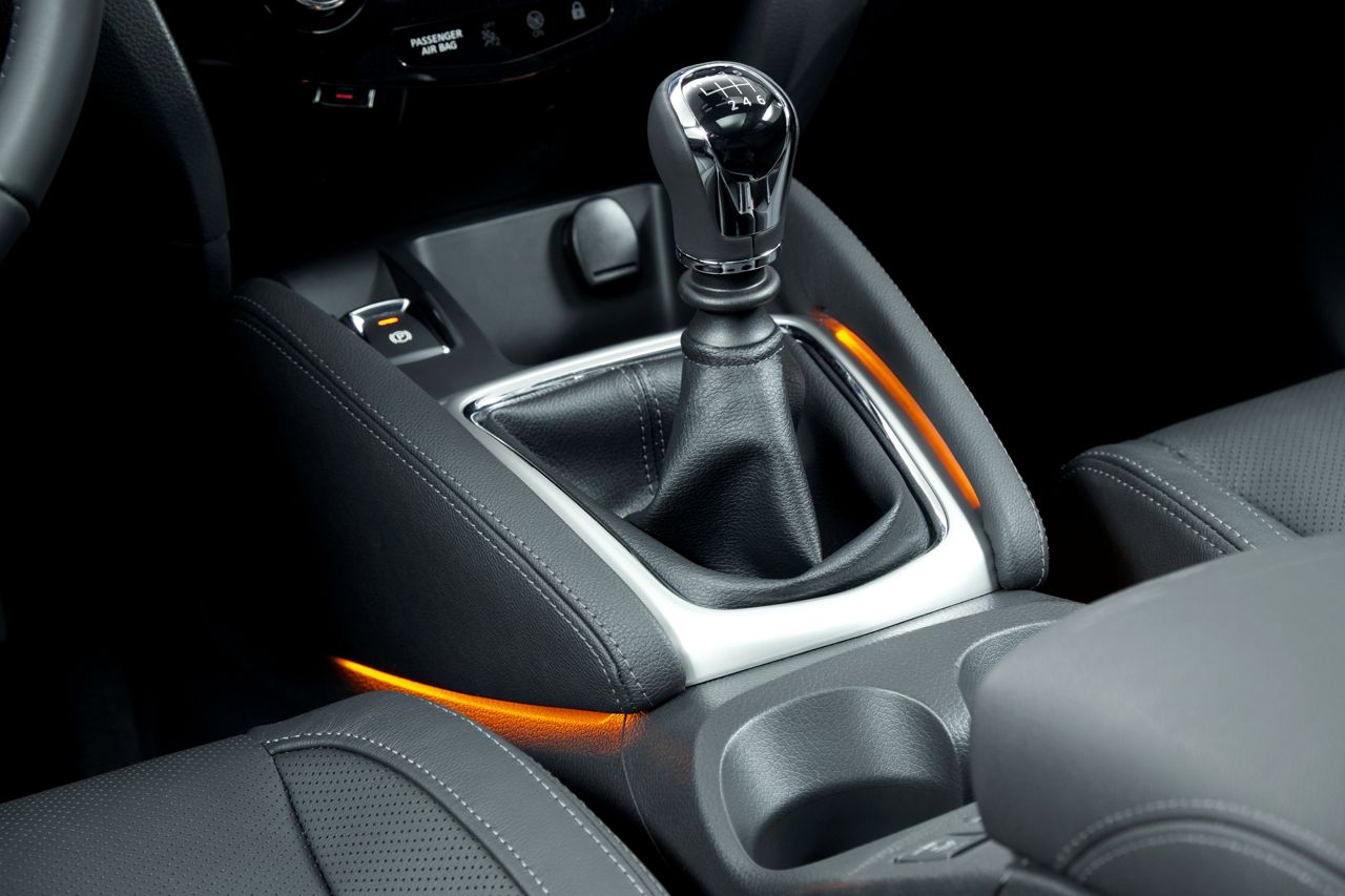 2014-nissan-qashqai-gear-shifter