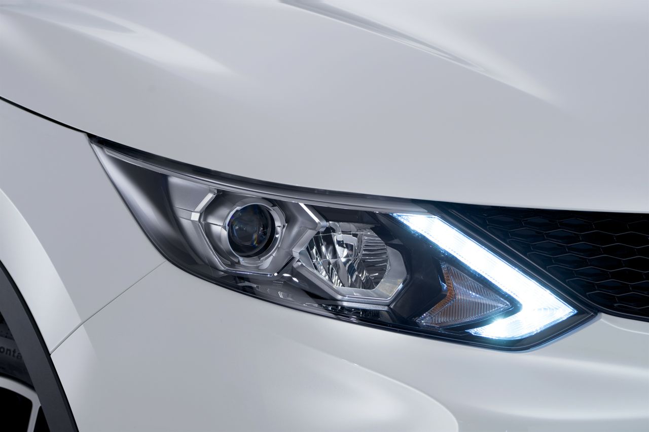 2014 Nissan Qashqai white headlamp on