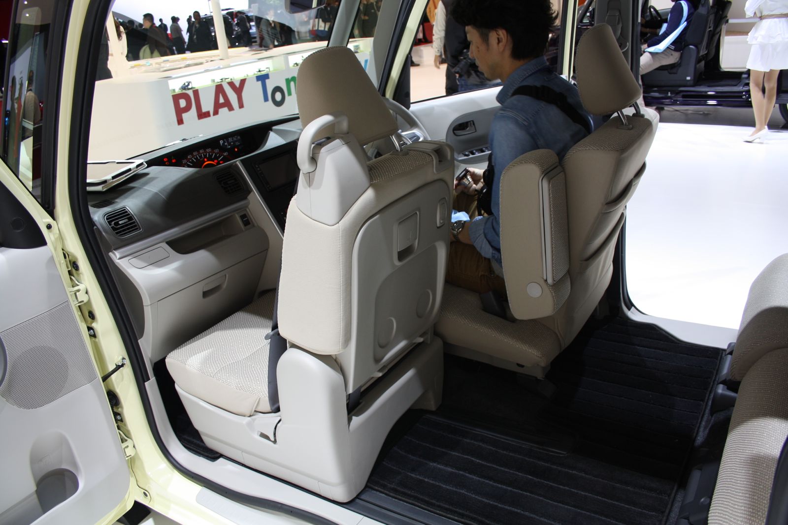 Share 132+ daihatsu tanto interior latest - tnbvietnam.edu.vn