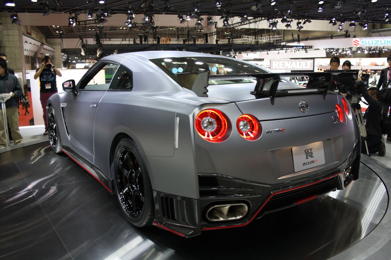 Nissan GT-R Nismo rear three quarters left