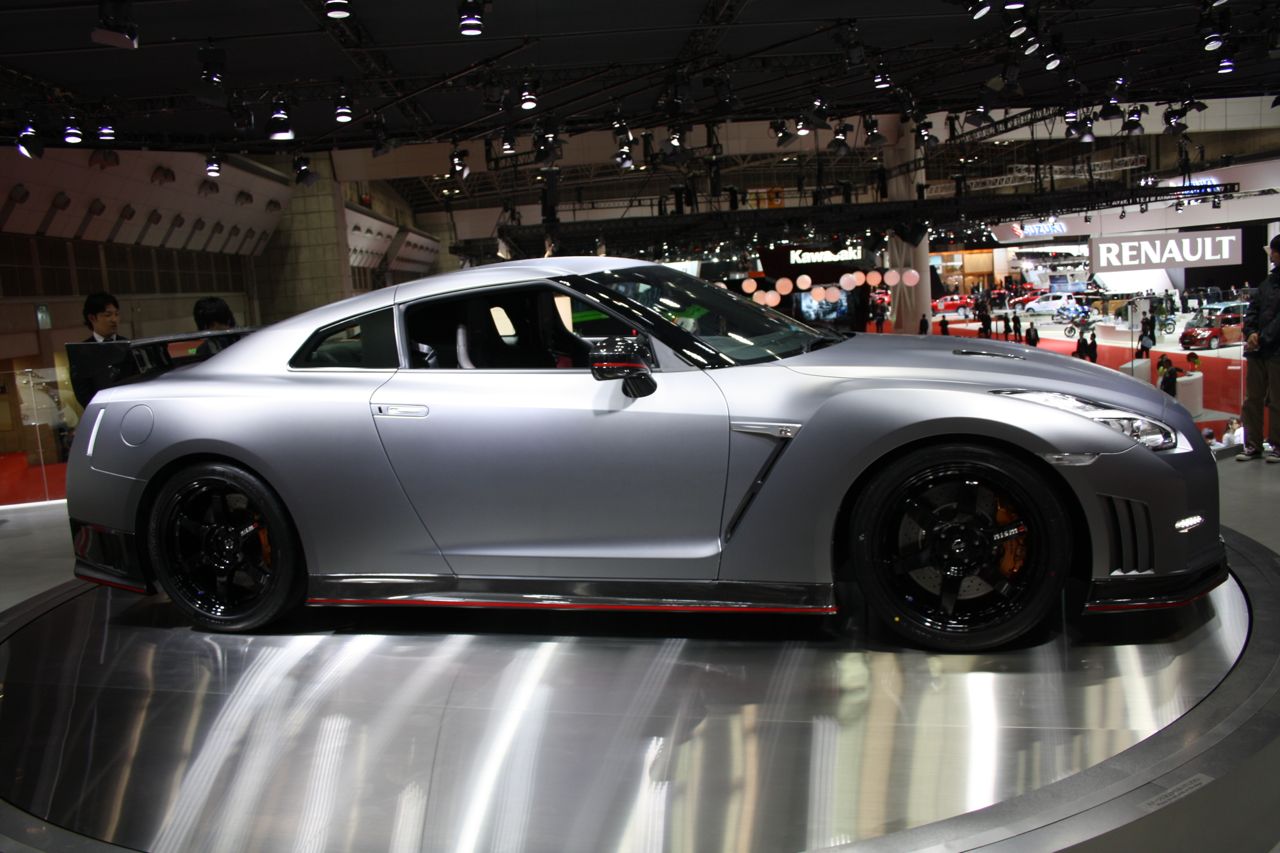 Nissan GT-R Nismo side view