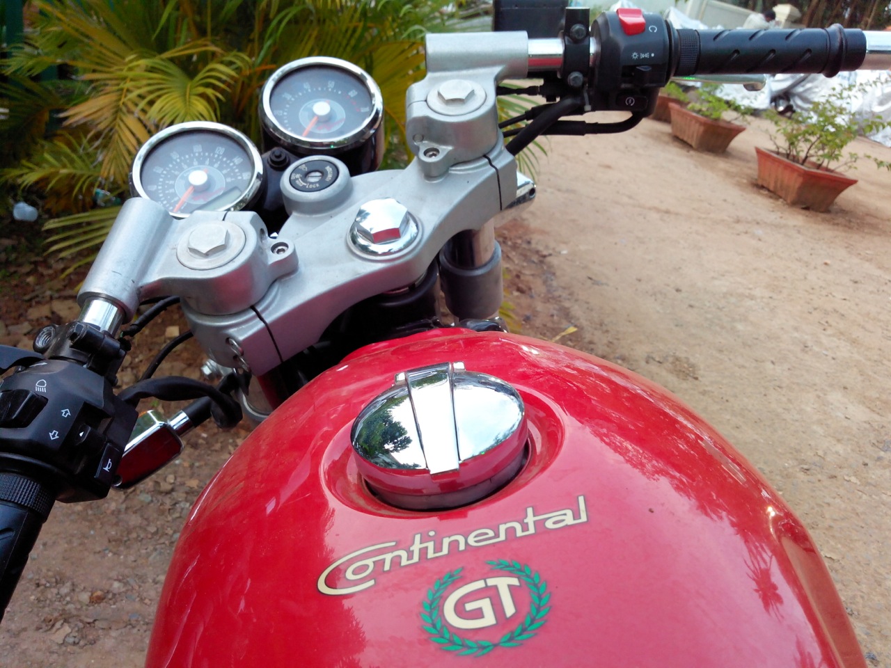 Royal Enfield Continental GT tank live image