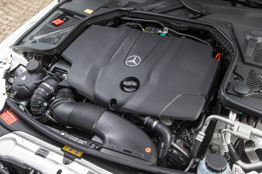 Масло мерседес w205. Mercedes c300 2015 engine. Двигатель с класс 205. Мерседес с класс движок 2014. Mercedes уровень масла.