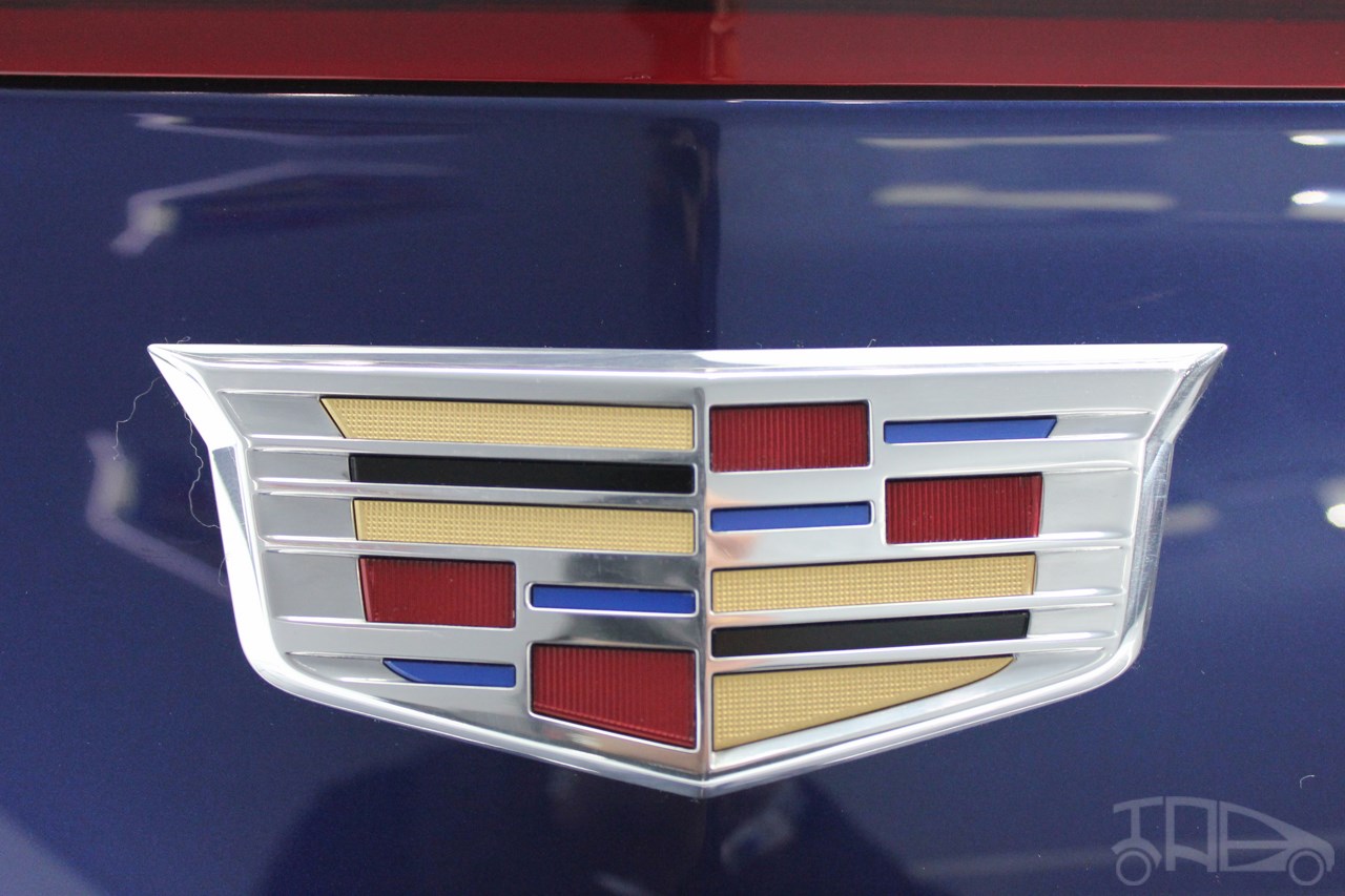 2015 Cadillac ATS Coupe logo at NAIAS 2014