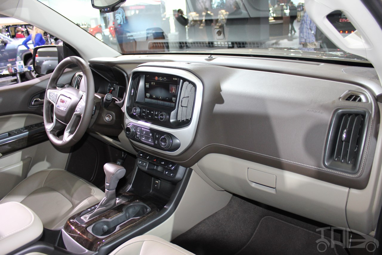 2015 GMC Canyon dashboard at NAIAS 2014