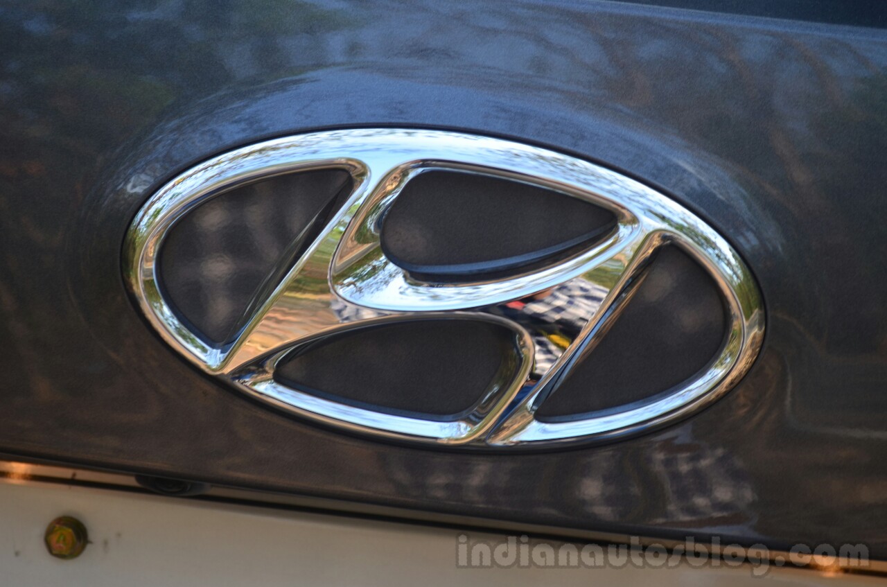 2013 Hyundai Santa Fe Review logo