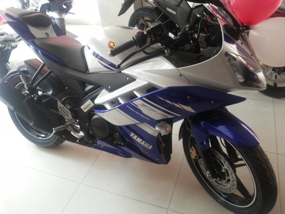 Yamaha r15 deals blue and white