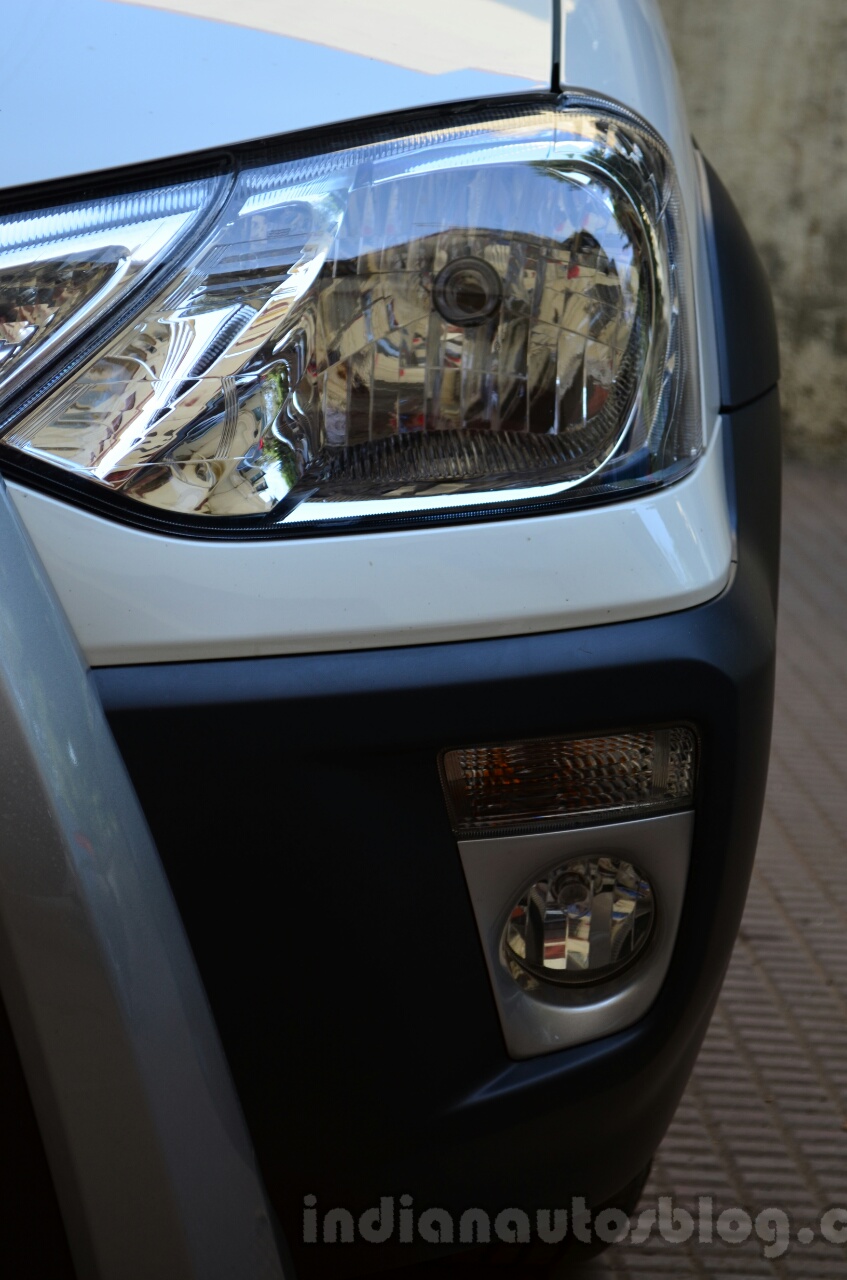 Toyota Etios Cross Review lights front