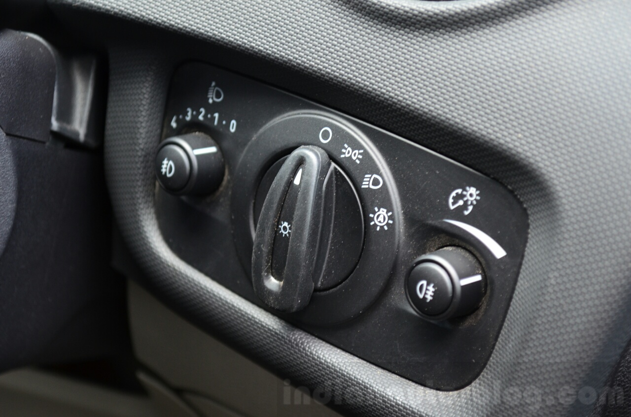 2014 Ford Fiesta Facelift Review headlight controls