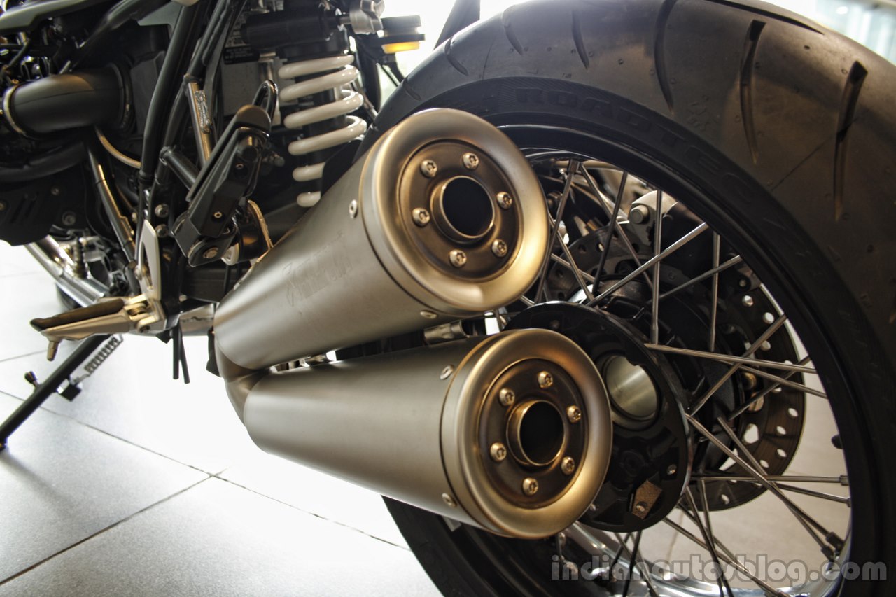 BMW R dual exhaust pipes
