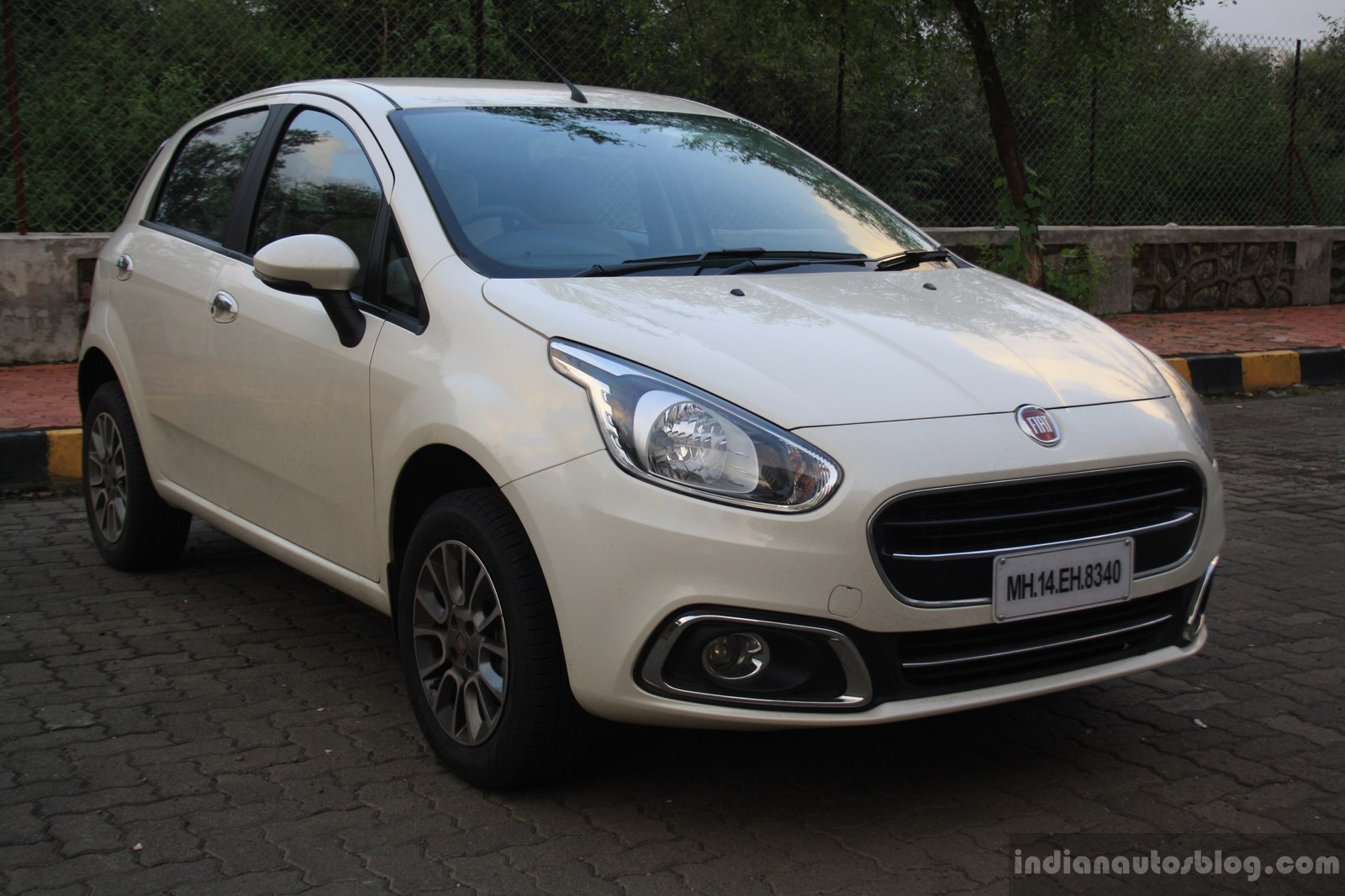 https://img.indianautosblog.com/2014/07/Fiat-Punto-Evo-1.4-litre-Fire-petrol-review-front-three-quarter.jpg