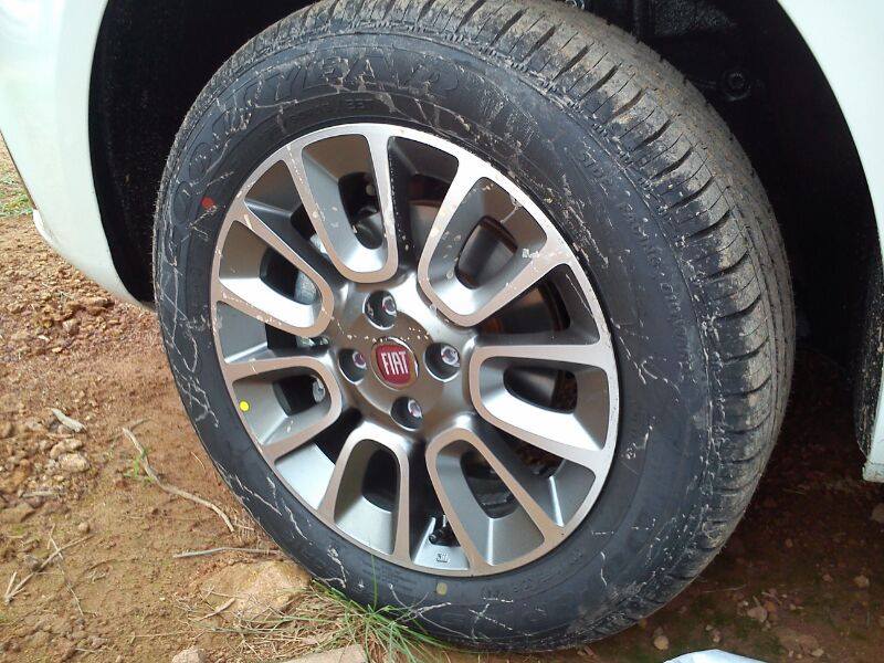 Fiat Punto Evo spied alloy wheel