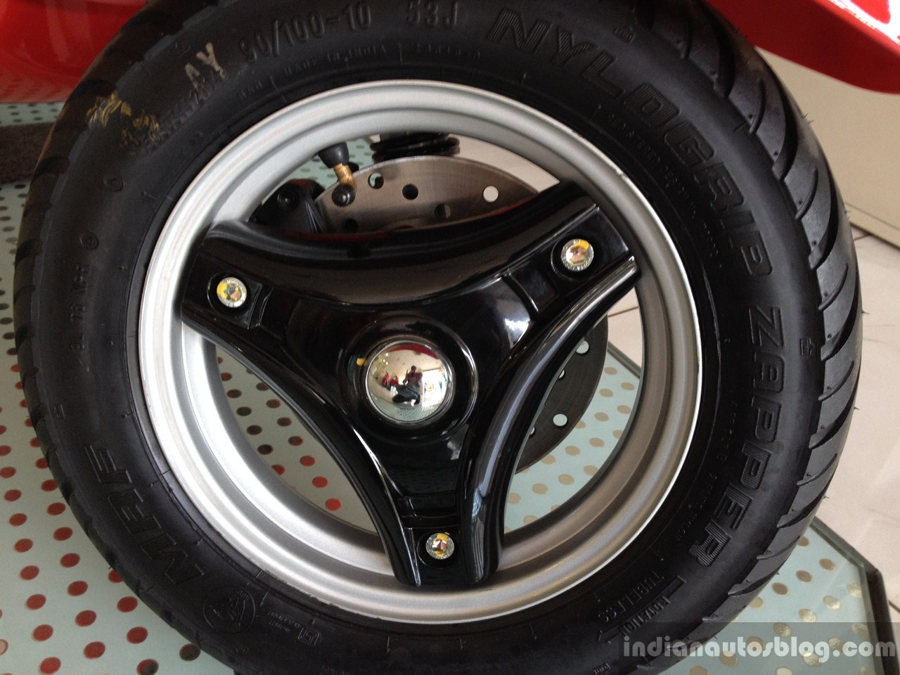 Vespa Esclusivo limited edition dual tone alloy wheel