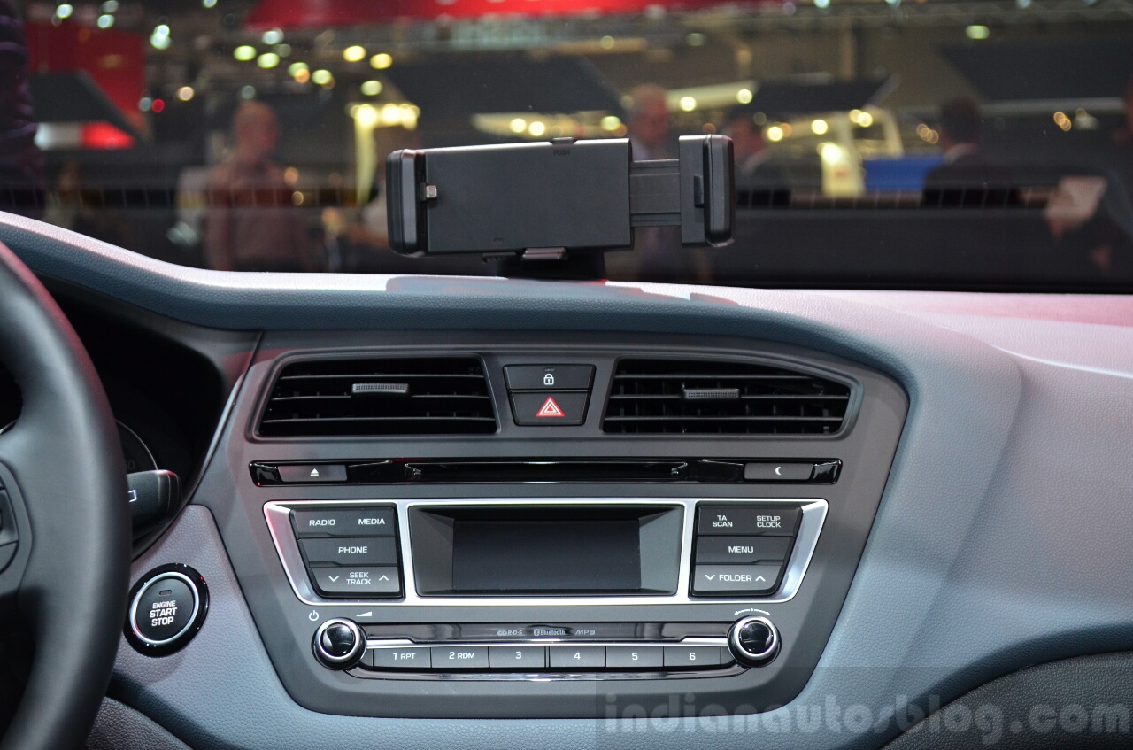2015 Hyundai i20 audio system at the 2014 Paris Motor Show