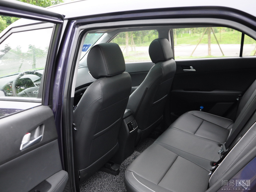 Production Hyundai ix25 images rear seat