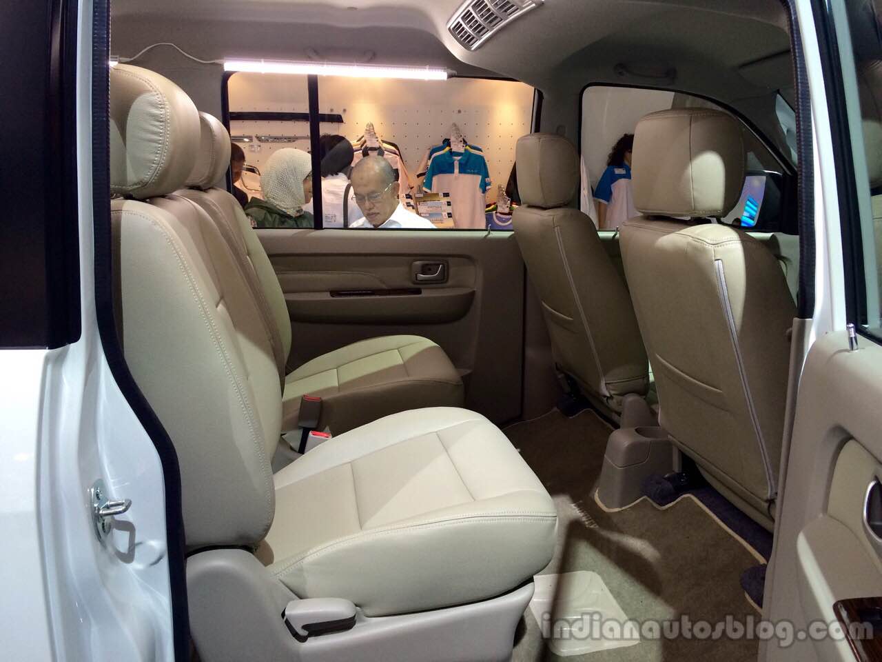 Suzuki APV Luxury at the 2014 Indonesia International 