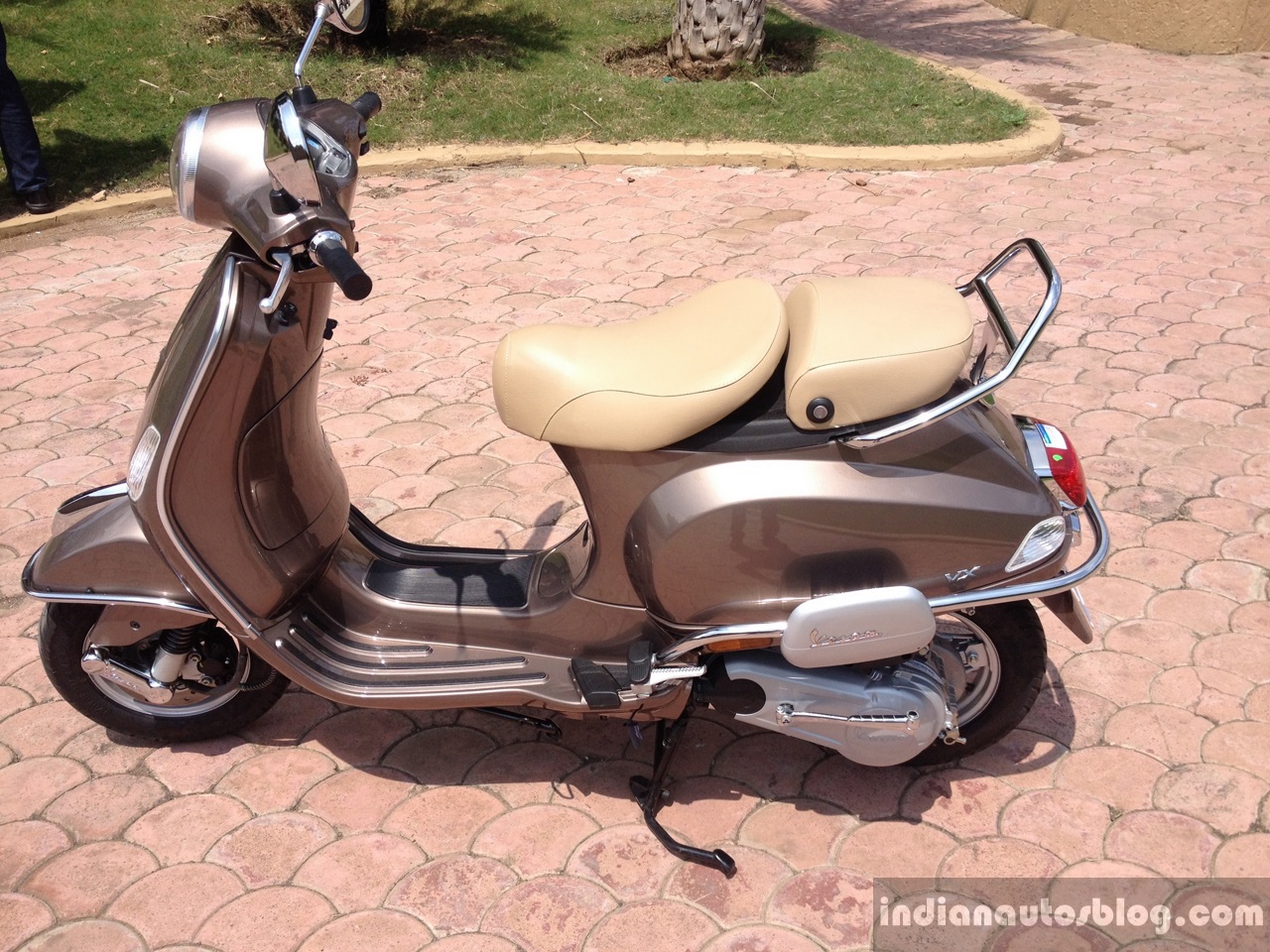 Vespa Elegante Brown Side 6778