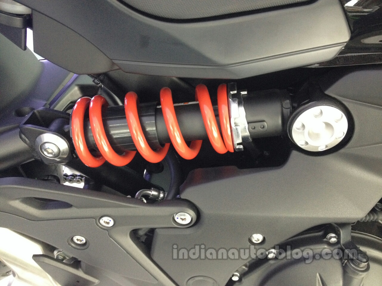 Kawasaki ER6n rear suspension from the India launch