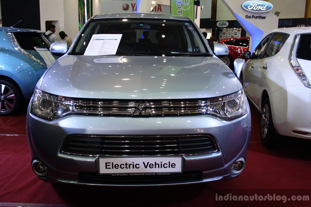 Mitsubishi Outlander PHEV front at the 2014 Colombo Motor 