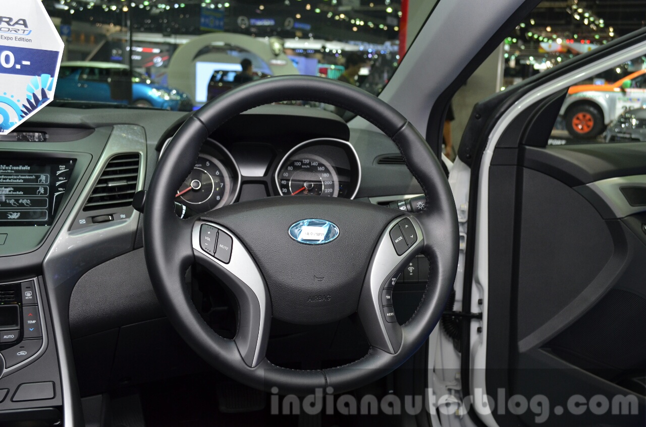 Hyundai Elantra facelift steering wheel at the 2014 Thailand