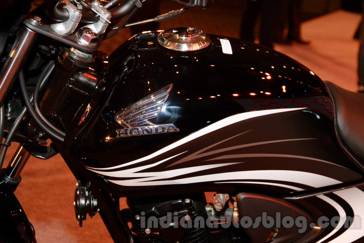 2015 Honda Dream Yuga tank