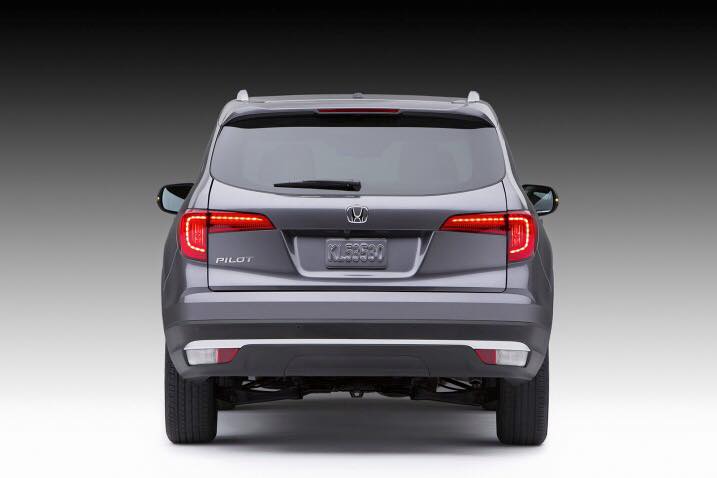 2016 Honda Pilot rear press shots