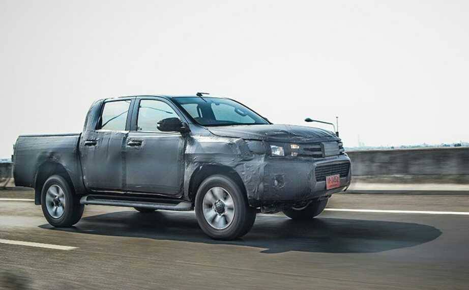 2016 Toyota Hilux front quarter spied