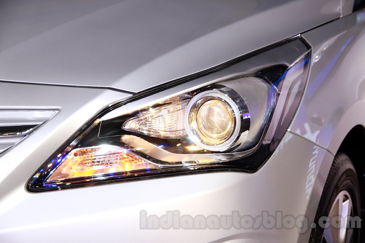 Hyundai Verna facelift headlight launch