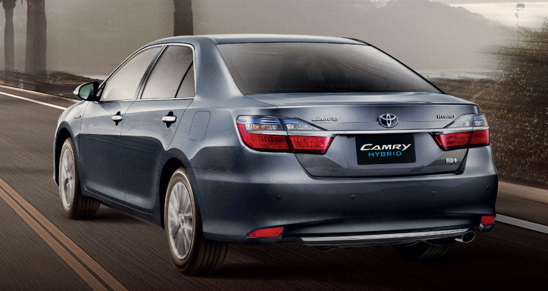 2015 Toyota Camry Hybrid facelift Thailand press shot rear