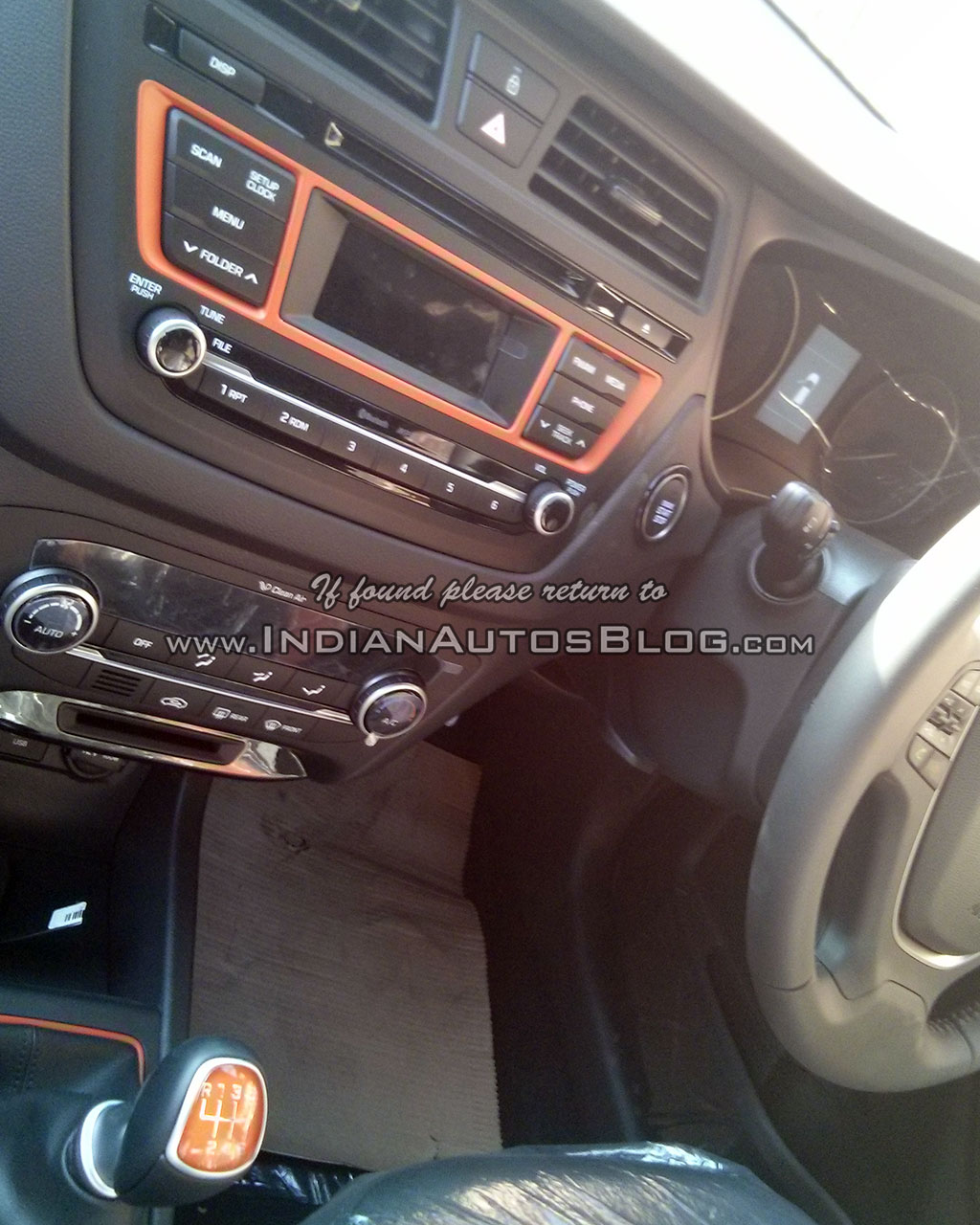 Hyundai i20 Active orange dashboard