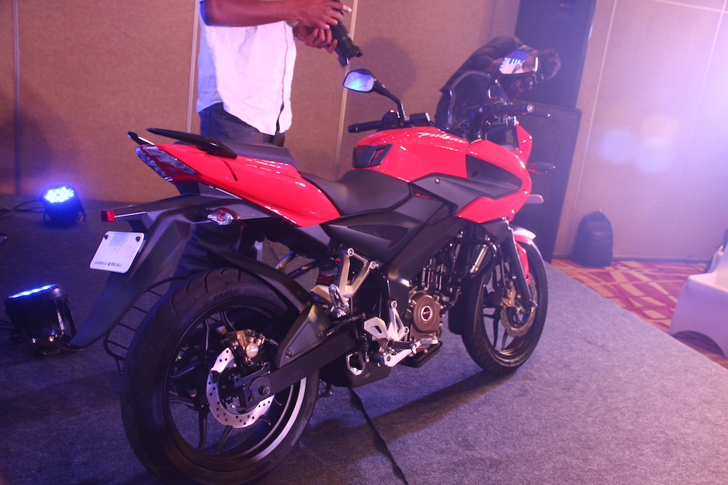 bajaj pulsar as 200 mileage