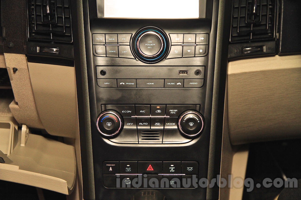 2015 Mahindra XUV500 Facelift W10 Central Console 2015-mahindra-xuv500-facelift-w10-central-console