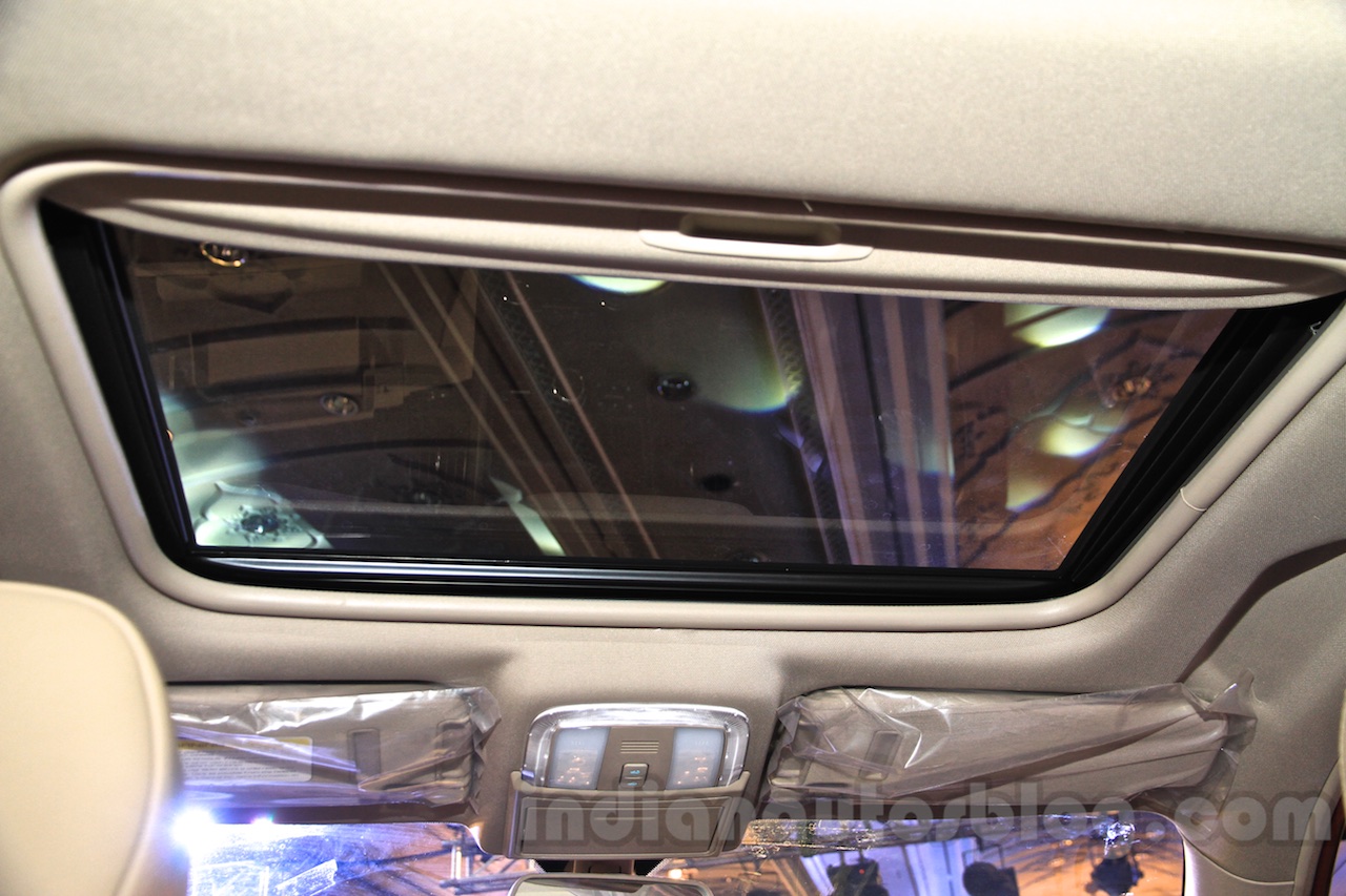 2015 Mahindra XUV500 facelift W10 sunroof