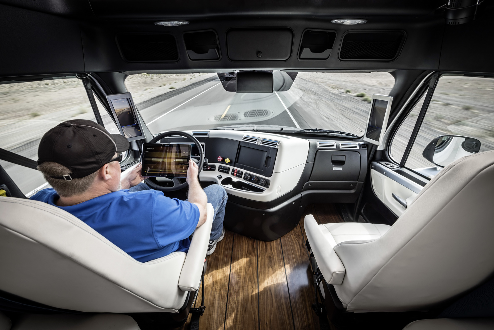 Freightliner Inspiration Truck cockpit press image