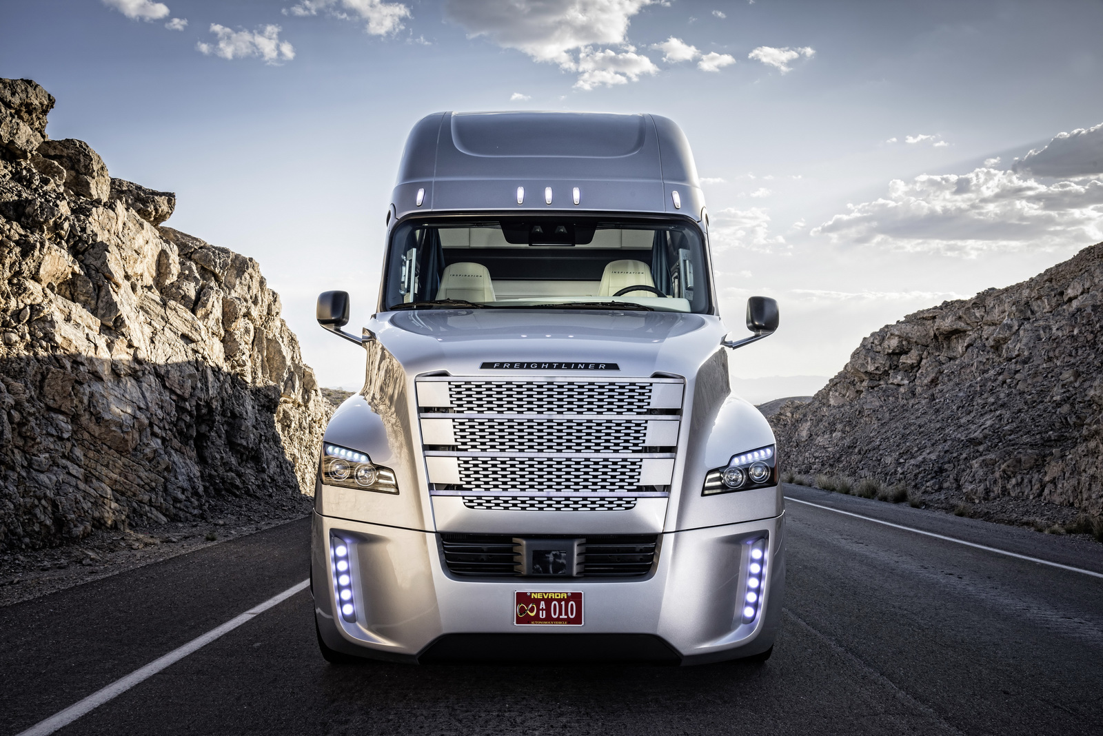 Freightliner Inspiration Truck front press image