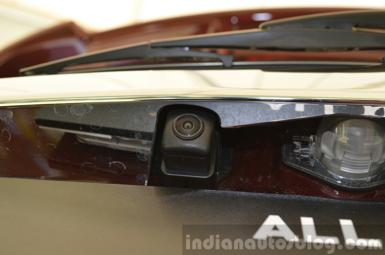 2015 Honda Jazz 1.2 VX MT reverse camera India