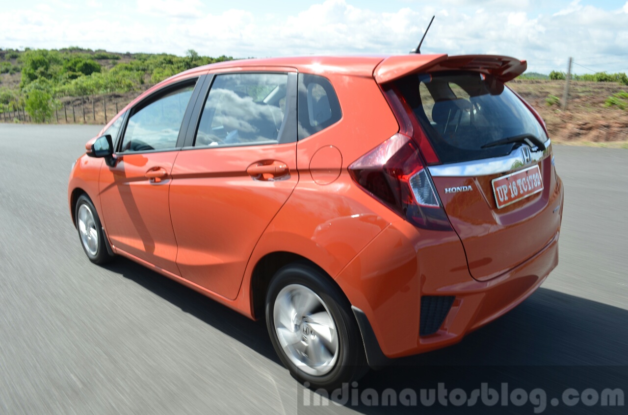 2015 Honda Jazz Diesel VX MT tracking rear quarter Review