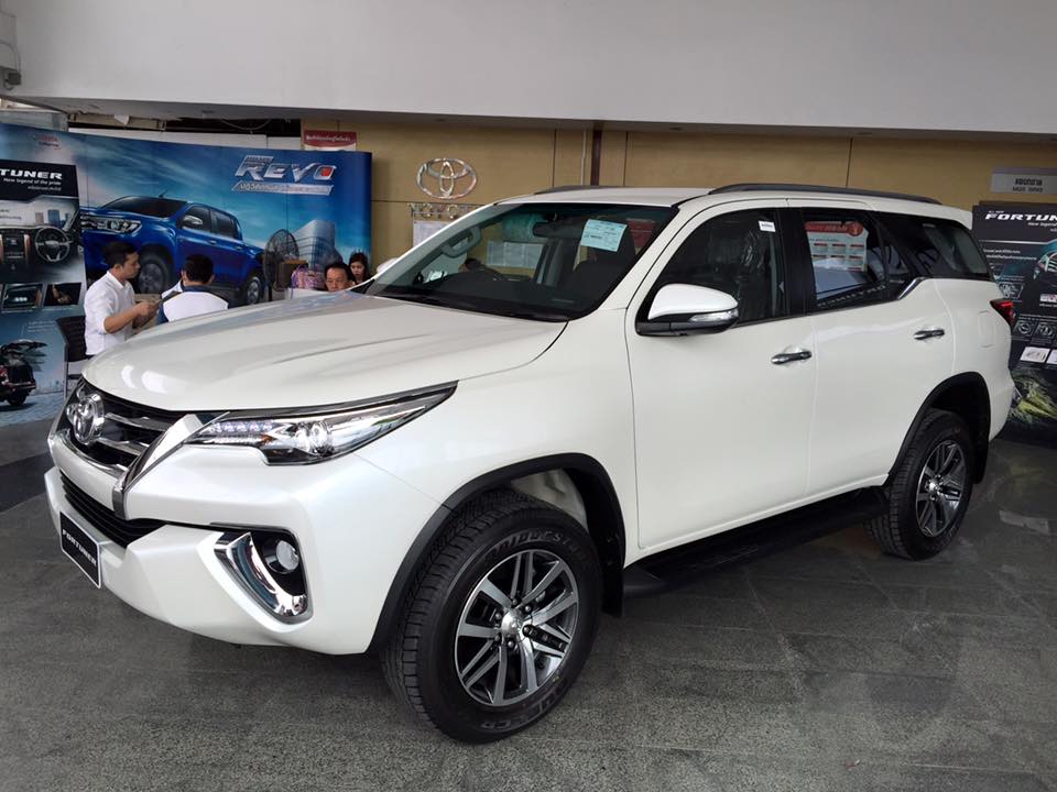 2016 Toyota Fortuner front three quarter on the showroom 
