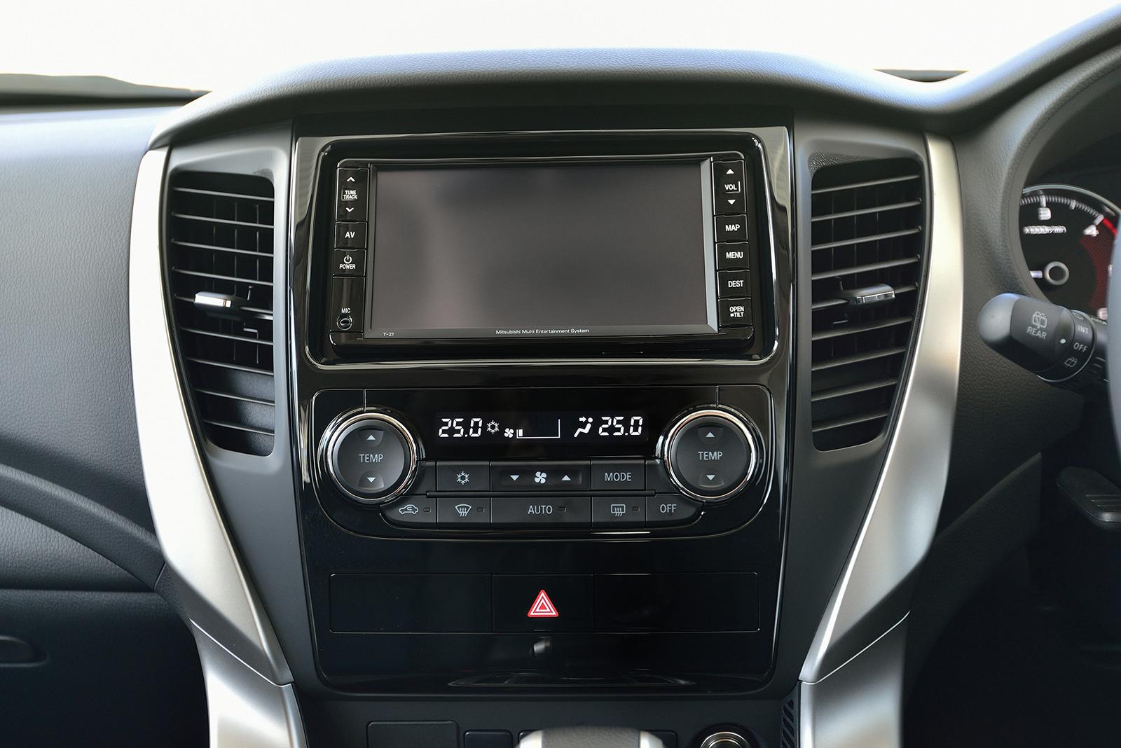 2016 Mitsubishi Pajero Sport infotainment display unveiled