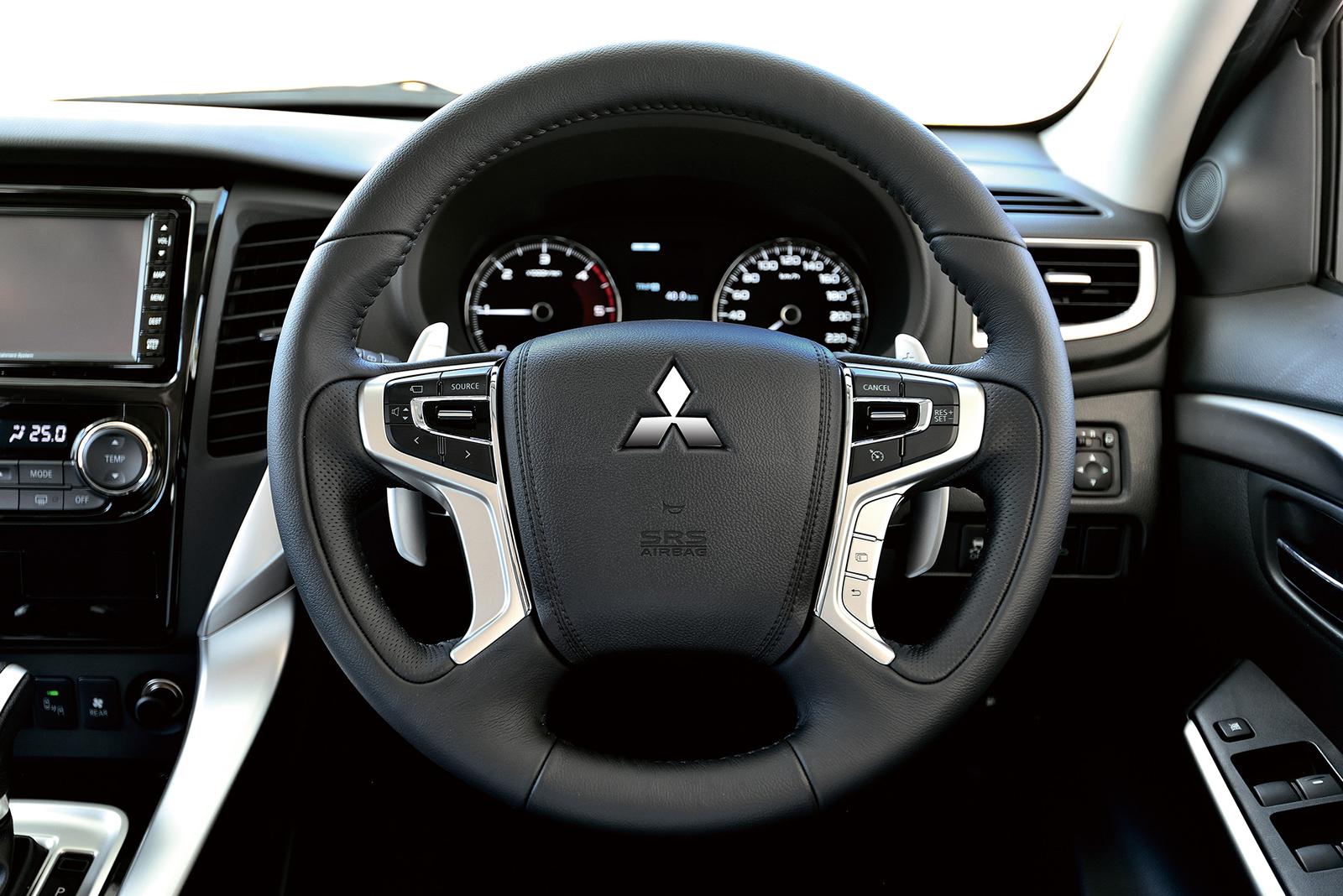 2016 Mitsubishi Pajero Sport steering wheel unveiled