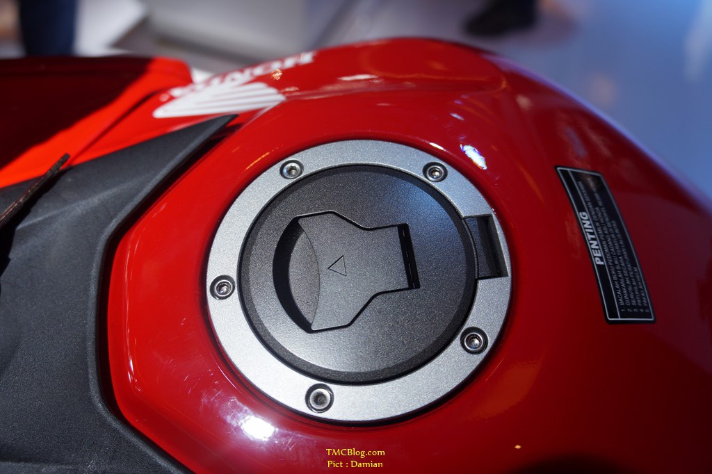 Honda CB150R Street Fire fuel tank lid